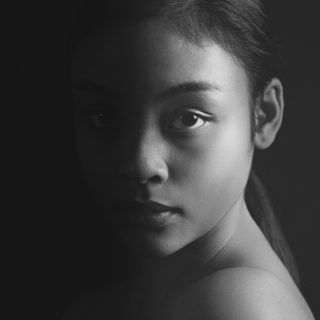 Portrait d'une jeune femme en clair obscur